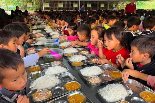 Chế độ ăn uống lành mạnh và không lành mạnh ảnh hưởng tới sức khỏe trẻ em như thế nào?