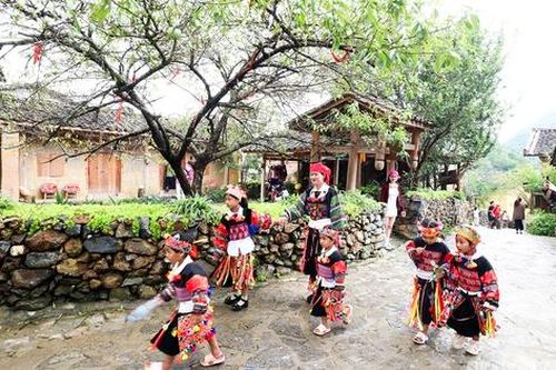 Lô Lô Chải, mê hoặc từ nếp nhà trình tường