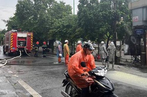 Hà Nội: Cháy cột biến thế trong mưa lớn