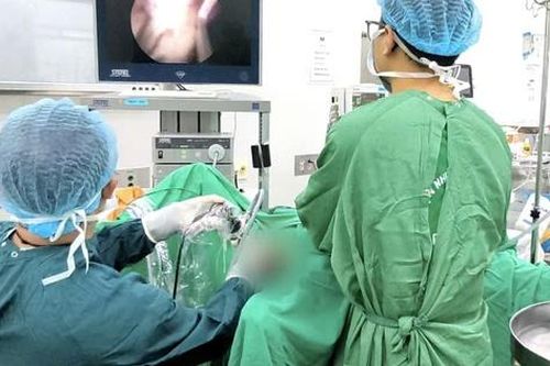 Trì hoãn phẫu thuật, người đàn ông suýt tử vong vì tuyến tiền liệt nặng gần nửa cân