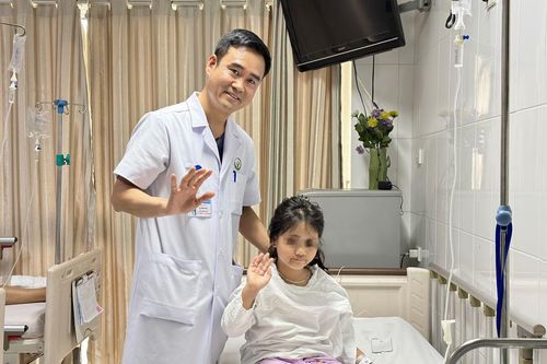 Hiếm gặp: Bé gái 5 tuổi gãy xương đã được bó bột, bố mẹ vẫn khoét lỗ trên bột để đắp lá