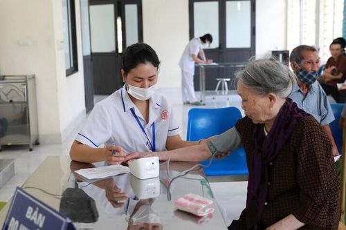 Mỗi năm sẽ điều động ít nhất 1.000 bác sĩ về trạm y tế xã, hưởng chế độ đãi ngộ vượt trội