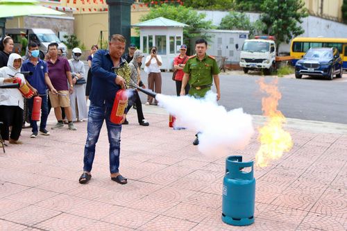 Hàng trăm người dân được hướng dẫn kỹ năng an toàn phòng cháy, cứu nạn