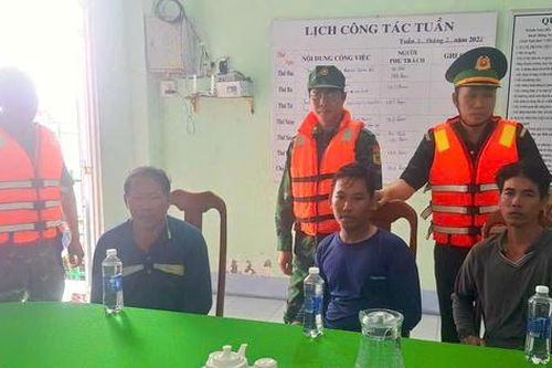 Bộ đội biên phòng Cà Mau cứu kịp thời 4 thuyền viên gặp nạn trên biển