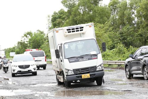 Cận cảnh đoạn quốc lộ ở miền Tây xuống cấp trầm trọng
