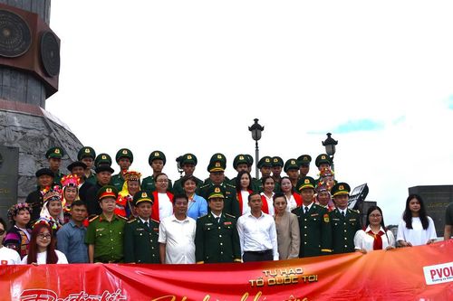 Báo Đại đoàn kết tổ chức Chương trình 'Tự hào Tổ quốc tôi' tại xã Lũng Cú