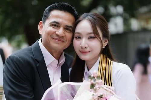 Ba cô con gái tài sắc của HLV Kiatisuk