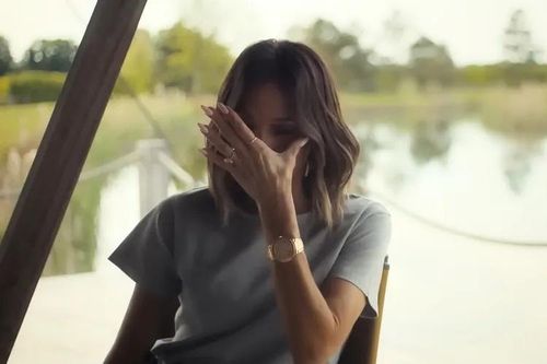 Victoria Beckham khóc vì áp lực và nợ hàng triệu USD