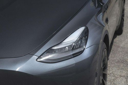 Cửa mở điện tử trên ôtô điện Tesla bị điều tra