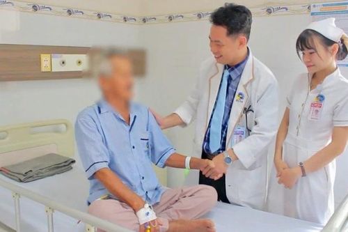 Cứu sống cụ ông 86 tuổi bị xương cá đâm thủng ruột