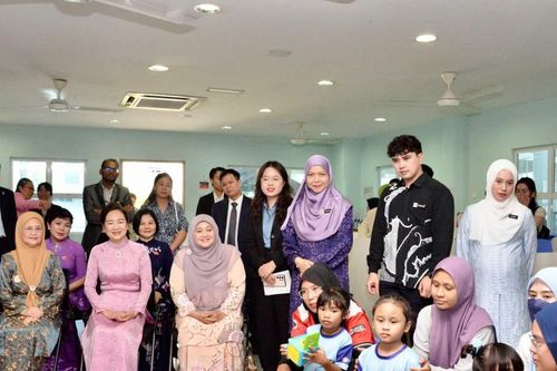 Phu nhân Chủ tịch Quốc hội thăm Trung tâm giáo dục, chăm sóc trẻ tự kỷ Permata Kurnia