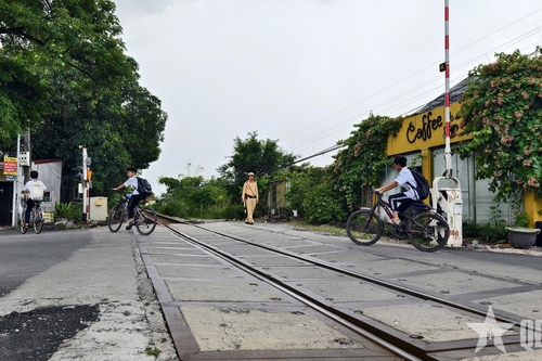 Hà Nội: Cảnh sát giao thông phối hợp với Công an cơ sở, bảo đảm an toàn đường sắt cho học sinh