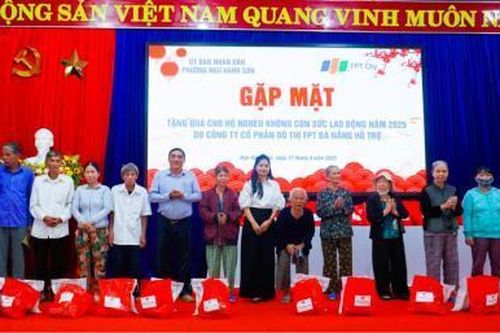 Trao 200 suất quà cho hộ nghèo không còn sức lao động tại phường Ngũ Hành Sơn