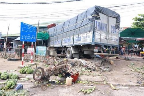 Xe tải lao vào chợ gây tai nạn thương tâm
