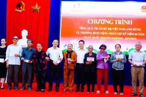Quỹ Thiện Tâm tặng quà Bà mẹ Việt Nam anh hùng và thương binh nặng