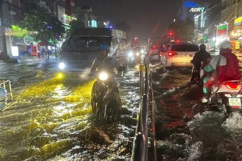 TPHCM: Mưa lớn gây ngập nặng, kẹt xe nghiêm trọng