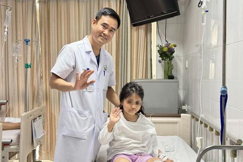 Đắp lá trị viêm xương, trẻ 8 tuổi không đi lại được