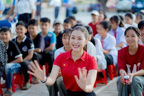 Hoa hậu Kiều Duy trao tặng tủ thuốc cho trẻ em miền núi