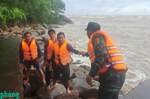 Kịp thời cứu nạn 4 thuyền viên gặp nạn trên biển Cà Mau