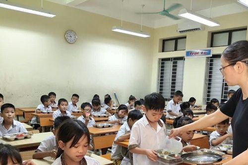 Hà Nội chỉ đạo tăng cường bảo đảm an toàn bữa ăn bán trú cho học sinh