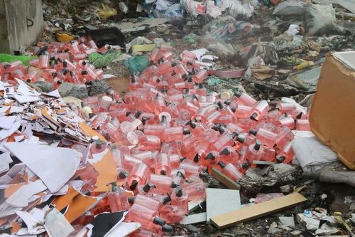 Mỹ phẩm không rõ nguồn gốc vứt ngổn ngang tại bãi rác tự phát ở Hà Nội