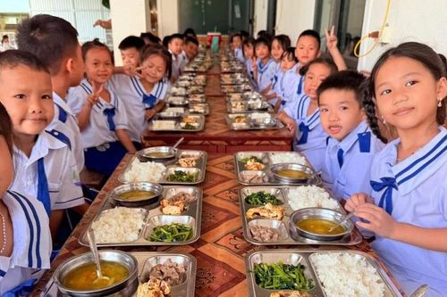 Bất ngờ với 'suất cơm 17 nghìn' cho học sinh bán trú