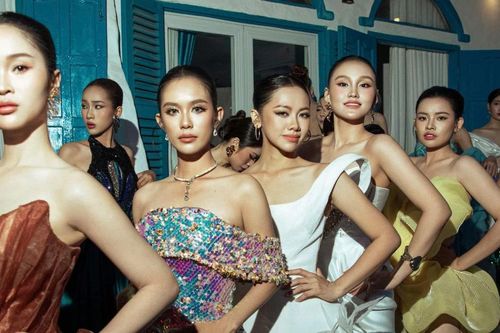 Tôn vinh áo dài trên bờ biển Vĩnh Hy