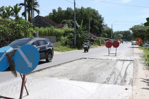 Đường hơn 1.800 tỷ đồng vừa thảm nhựa đã xuất hiện hàng loạt điểm bong tróc