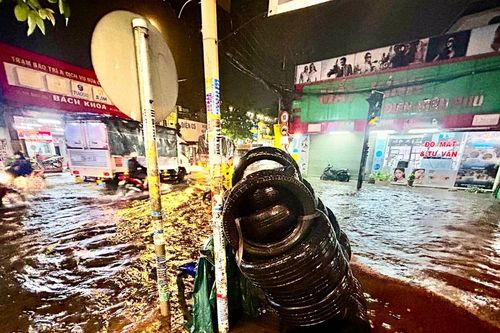 Nút giao vùng ven TPHCM ngập nặng sau mưa lớn