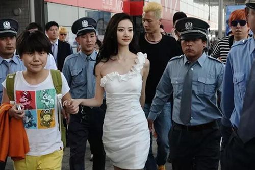 Tiết lộ chuyện dở khóc dở cười và cát sê của vệ sĩ cho ngôi sao hạng A
