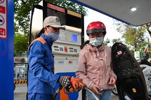 Giá xăng quay đầu đi lên, RON 95 vượt mức 20.600 đồng/lít