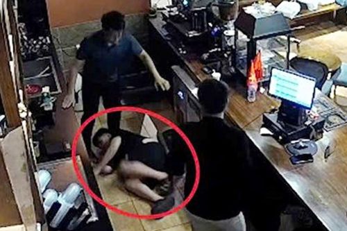 Con trai chủ quán cà phê ở Hà Nội kể lại lúc bị khách đánh ngã vì nhắc không hút thuốc