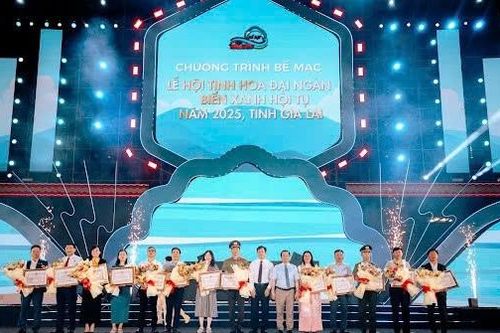Màn trình diễn ánh sáng khép lại Lễ hội Tinh hoa đại ngàn-Biển xanh hội tụ