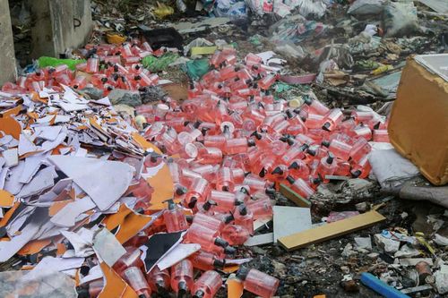 Bộ Y tế chỉ đạo khẩn vụ mỹ phẩm nhãn nước ngoài vứt la liệt bãi rác ở Hà Nội