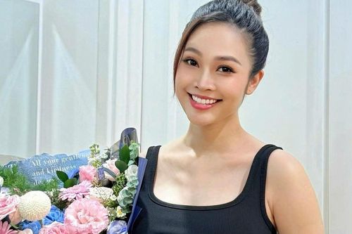 NSND Thu Quế nắm tay chồng dạo phố, MC có nụ cười đẹp nhất VTV có tin vui