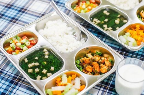 Chủ tịch Hà Nội yêu cầu kiểm tra, xử lý hiệu trưởng vi phạm sau tin 'rau trôi nổi phù phép'
