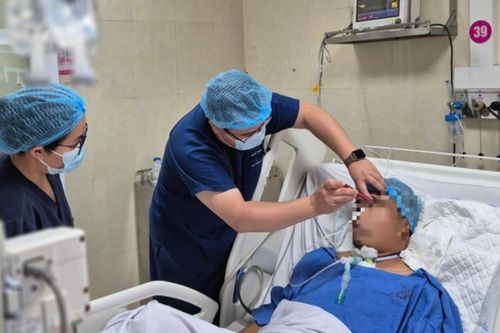 Thứ trưởng Bộ Y tế hỗ trợ cứu người đàn ông nguy kịch ở cầu Nhật Tân