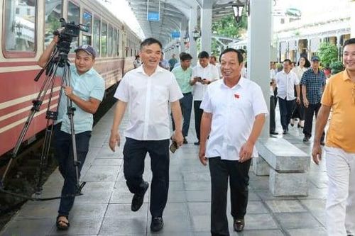 Hơn 300 cán bộ Hải Phòng đi làm việc bằng tàu hỏa