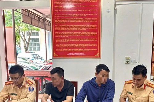Vượt ẩu trên đường đang thi công, hai tài xế xe khách ở Nghệ An bị xử phạt