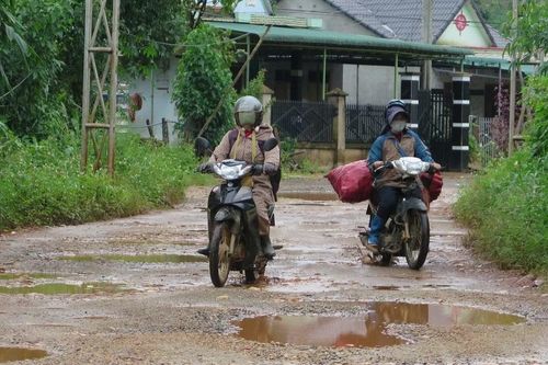 Đường DH85 hư hỏng nghiêm trọng, gây khó khăn cho cuộc sống hàng nghìn hộ dân