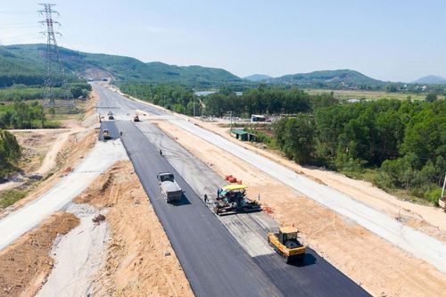 Huy động tổng lực thi công, đẩy nhanh tiến độ cán đích các cao tốc qua miền Trung
