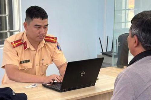 Phát hiện tài xế đi không đúng làn đường, chủ doanh nghiệp chủ động tới cơ quan trình báo xử lý