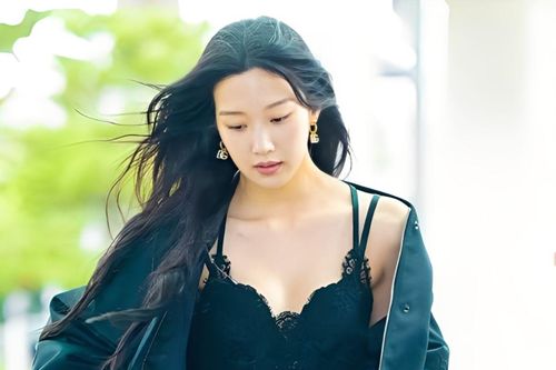 Nữ diễn viên diện đồ gây ngỡ ngàng ở sân bay