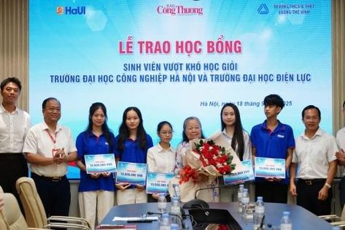 Báo Công Thương cùng các đơn vị trao học bổng tặng sinh viên vượt khó