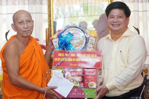 Lãnh đạo tỉnh thăm, tặng quà dịp lễ Sene Đôn Ta