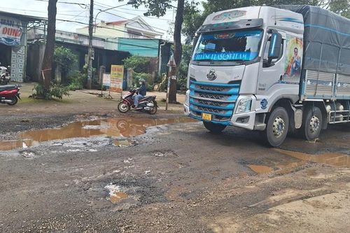 Pleiku: Nhiều tuyến đường xuống cấp, tiềm ẩn nguy cơ tai nạn giao thông