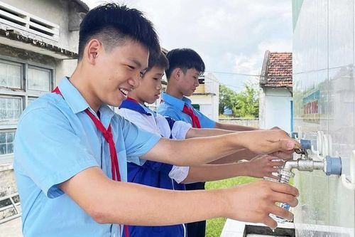 'Tiếp sức' trường học vùng khó