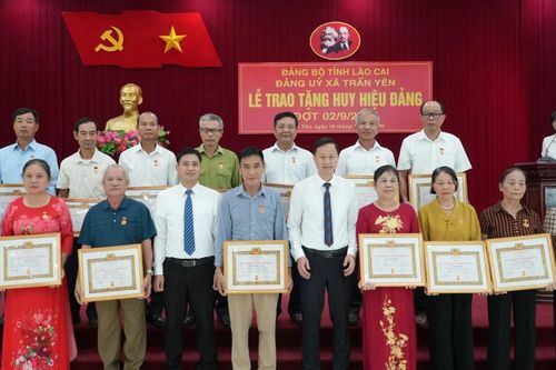 Đảng ủy xã Trấn Yên trao Huy hiệu Đảng cho 61 đảng viên