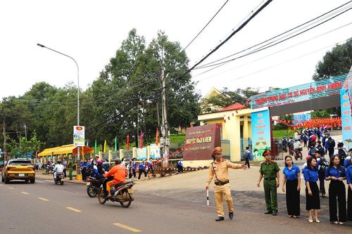Nâng cao nhận thức từ mô hình 'Cổng trường an toàn giao thông'