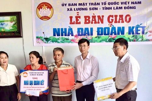 Trao Nhà Đại đoàn kết cho gia đình khó khăn xã Lương Sơn